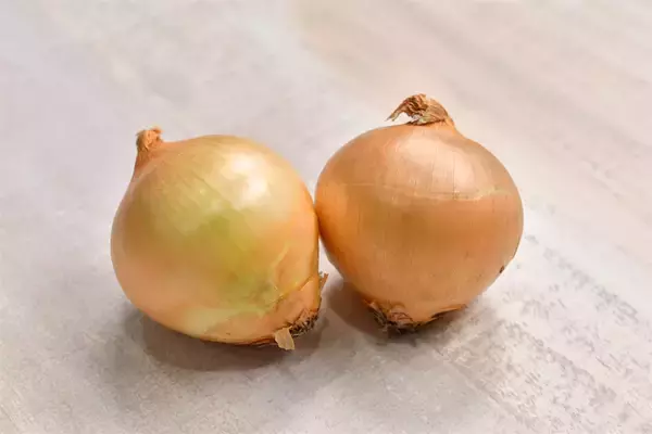 「【高級肉に変身!?】ステーキは「おろし玉ねぎ」を塗るべし！塗るべし！柔らかジューシーの極みに【青髪のテツ】」の画像