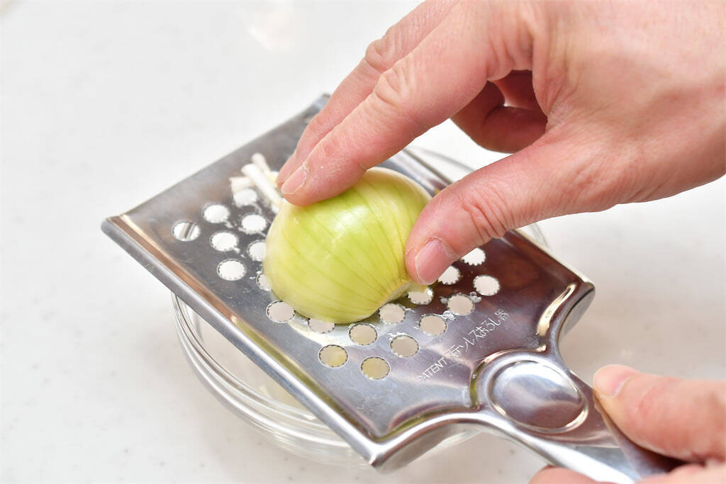 【高級肉に変身!?】ステーキは「おろし玉ねぎ」を塗るべし！塗るべし！柔らかジューシーの極みに【青髪のテツ】