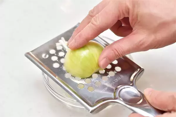 「【高級肉に変身!?】ステーキは「おろし玉ねぎ」を塗るべし！塗るべし！柔らかジューシーの極みに【青髪のテツ】」の画像