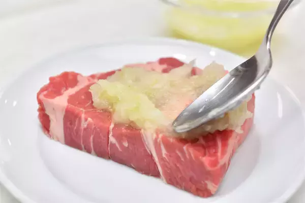 「【高級肉に変身!?】ステーキは「おろし玉ねぎ」を塗るべし！塗るべし！柔らかジューシーの極みに【青髪のテツ】」の画像