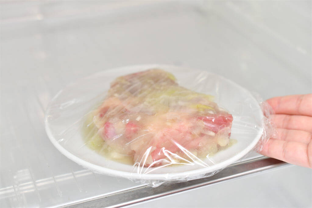 【高級肉に変身!?】ステーキは「おろし玉ねぎ」を塗るべし！塗るべし！柔らかジューシーの極みに【青髪のテツ】