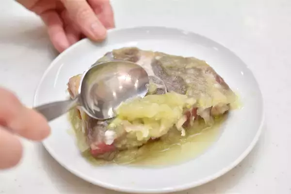 「【高級肉に変身!?】ステーキは「おろし玉ねぎ」を塗るべし！塗るべし！柔らかジューシーの極みに【青髪のテツ】」の画像