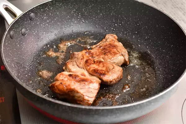 「【高級肉に変身!?】ステーキは「おろし玉ねぎ」を塗るべし！塗るべし！柔らかジューシーの極みに【青髪のテツ】」の画像