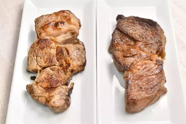 「【高級肉に変身!?】ステーキは「おろし玉ねぎ」を塗るべし！塗るべし！柔らかジューシーの極みに【青髪のテツ】」の画像