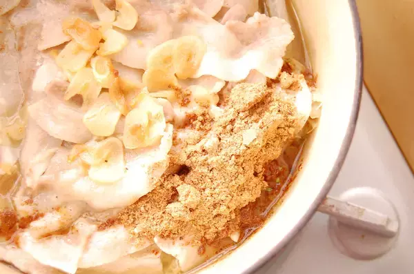 「【袋麺1つで2度ウマい】リュウジさんが冬に激推し「サッポロ一番無水みそ油鍋」か・ら・の「油そば」に挑戦！」の画像