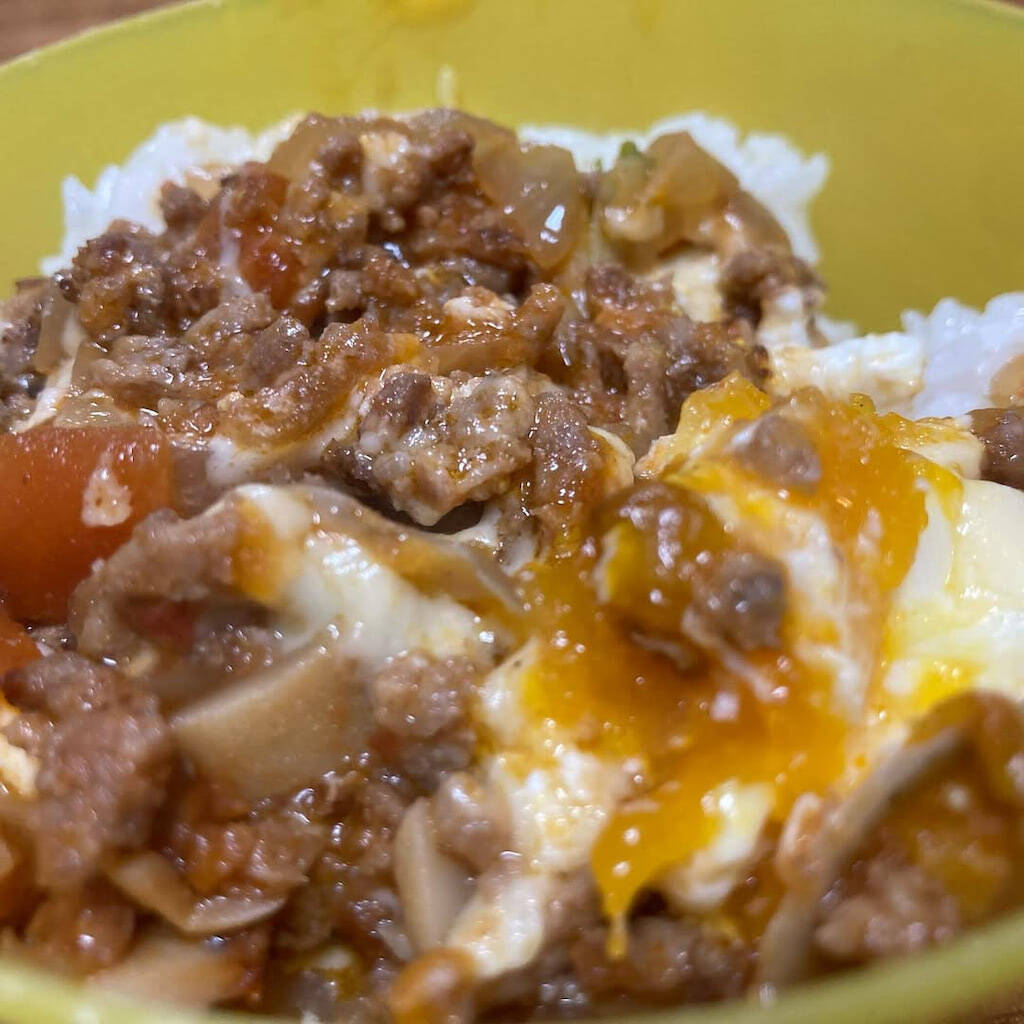 【産後ママの限界メシ】究極に楽ウマ「ミートパトラ」作ってみた！赤い粉でメキシカ〜ン♪【Ayumiの漫画】