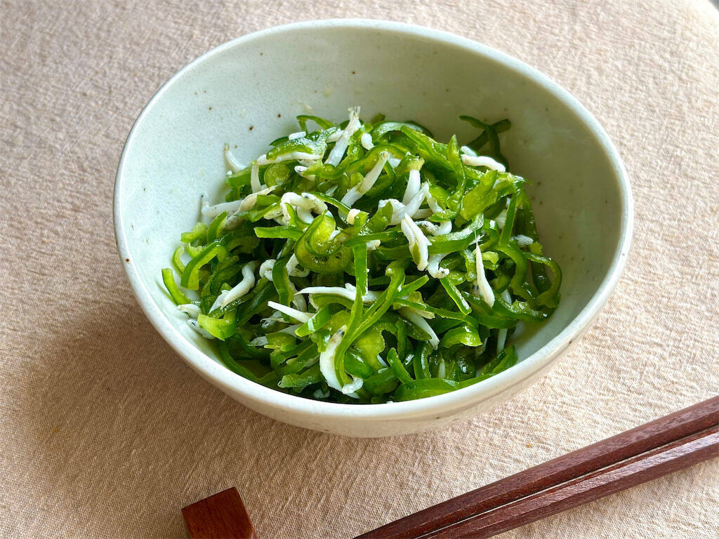 【ピーマンは生が至高】塩もみ＆ゴマ油で極上「しらすピーマン」作ろう♪シャキシャキ歯ごたえにビール合う～