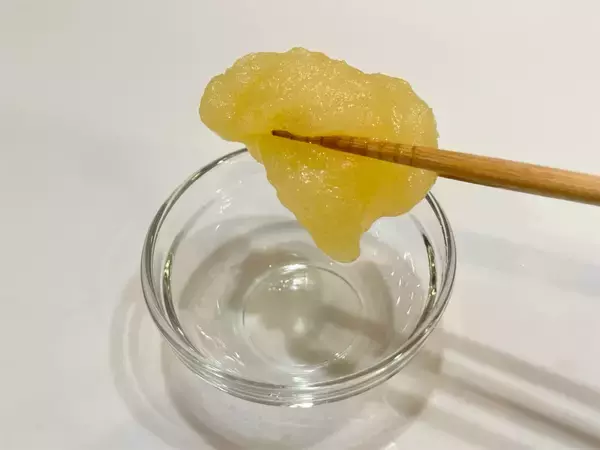 「【セリア】揚げ物の油処理ストレスがなくなる⁉『ふわっと』なるナノ繊維に油を吸わせてみた【実証実験】」の画像