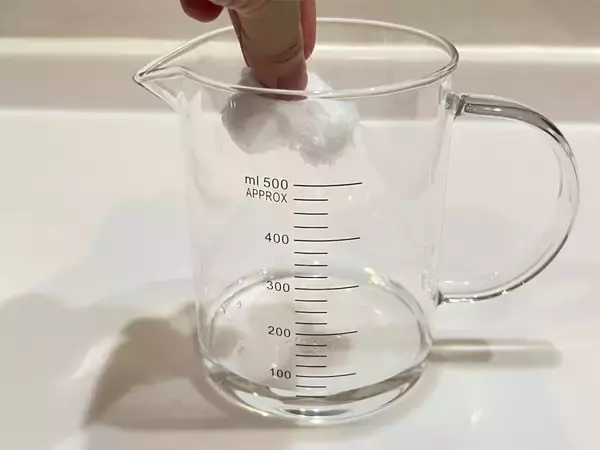 「【セリア】揚げ物の油処理ストレスがなくなる⁉『ふわっと』なるナノ繊維に油を吸わせてみた【実証実験】」の画像