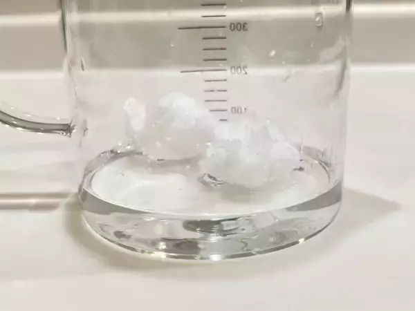 「【セリア】揚げ物の油処理ストレスがなくなる⁉『ふわっと』なるナノ繊維に油を吸わせてみた【実証実験】」の画像