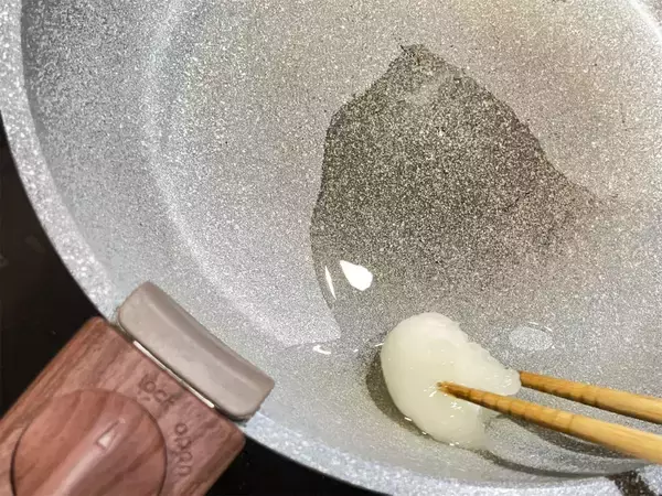 「【セリア】揚げ物の油処理ストレスがなくなる⁉『ふわっと』なるナノ繊維に油を吸わせてみた【実証実験】」の画像