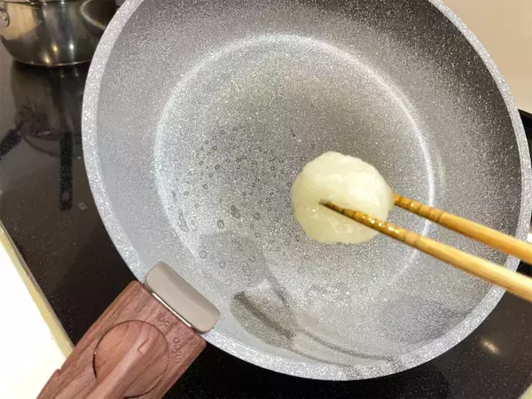 「【セリア】揚げ物の油処理ストレスがなくなる⁉『ふわっと』なるナノ繊維に油を吸わせてみた【実証実験】」の画像