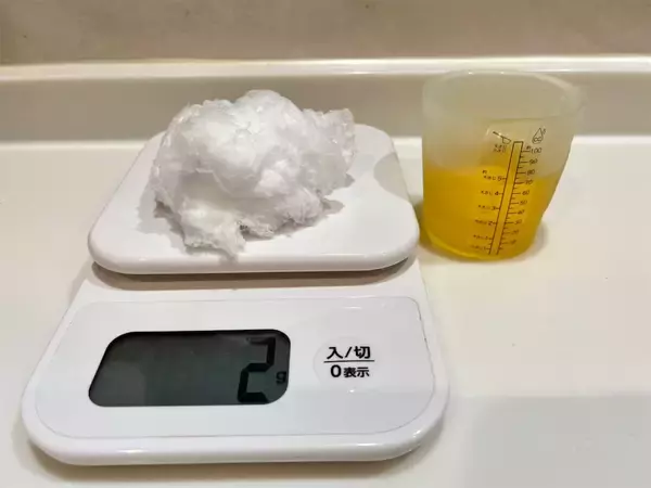 「【セリア】揚げ物の油処理ストレスがなくなる⁉『ふわっと』なるナノ繊維に油を吸わせてみた【実証実験】」の画像