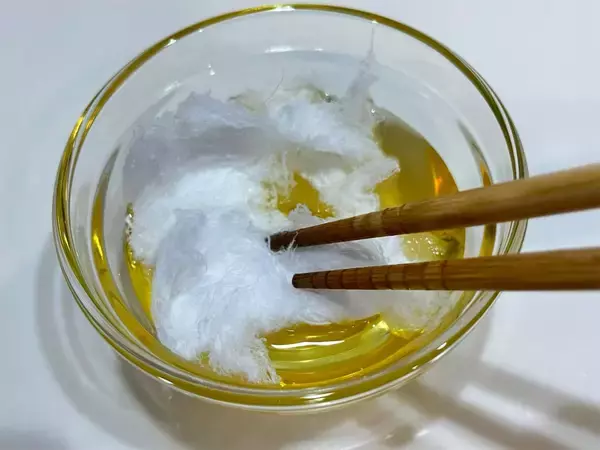 「【セリア】揚げ物の油処理ストレスがなくなる⁉『ふわっと』なるナノ繊維に油を吸わせてみた【実証実験】」の画像