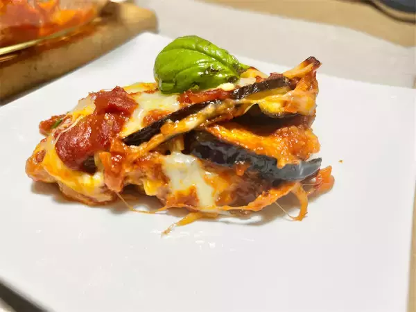 「【シェフ日高】なす×トマト×チーズの可能性は無限大！「なすとトマトの3層グラタン」に挑戦！」の画像