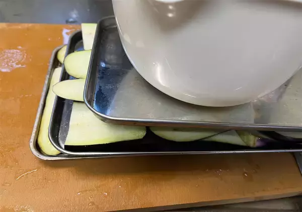 「【シェフ日高】なす×トマト×チーズの可能性は無限大！「なすとトマトの3層グラタン」に挑戦！」の画像