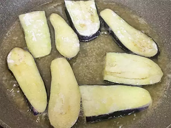 「【シェフ日高】なす×トマト×チーズの可能性は無限大！「なすとトマトの3層グラタン」に挑戦！」の画像