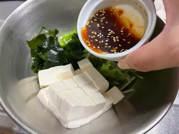 「【焼き肉のタレでサラダを食べる!?】お酢＆辛味プラスで絶品に♪これ、焼肉屋さんの定番ドレッシングだわ♡」の画像