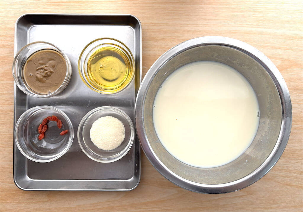 【スイーツで乾燥対策!?】体に優し～い食材集めて「豆乳ごまプリン」作ってみた！潤いたっぷりプルプル感♡