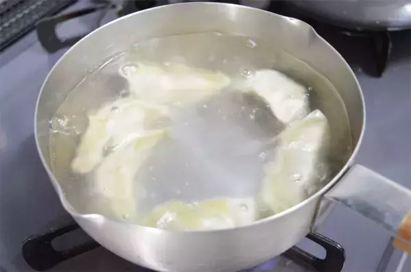 「【本格中華】水餃子が大変身!?ダイショー「麻辣火鍋風」タレをたっぷりかけてみた！辛～でも止まらない♪」の画像