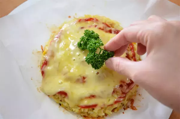 「【残りご飯救済】カレー粉とかつお節入れた「ライスピザ」でおいしく消費してみた！和洋折衷な絶品完成♪」の画像