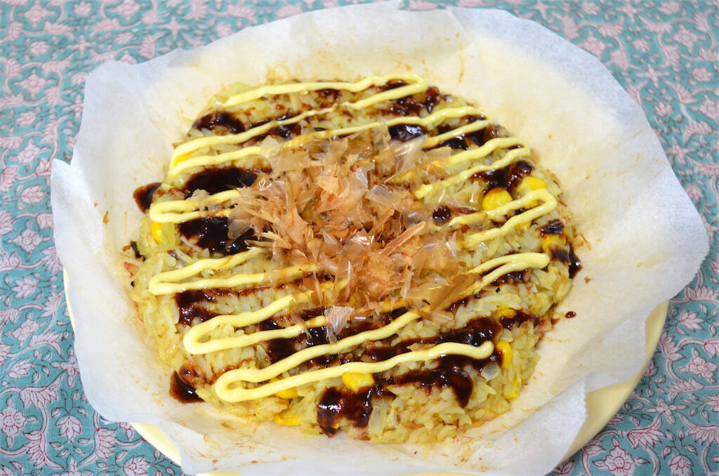 【残りご飯救済】カレー粉とかつお節入れた「ライスピザ」でおいしく消費してみた！和洋折衷な絶品完成♪