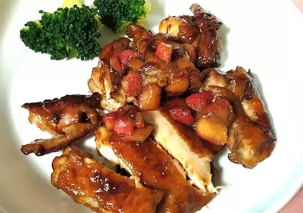 【鶏もも肉×いちご】意外すぎる「鶏のステーキ」作ろう！しょうゆ風味のいちごソース甘酸っぱ♡まさかの白米進む