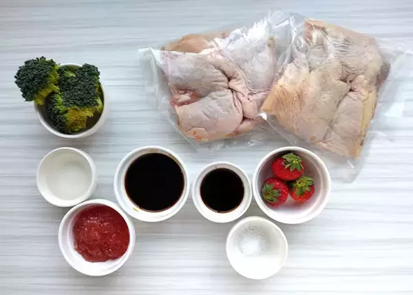 「【鶏もも肉×いちご】意外すぎる「鶏のステーキ」作ろう！しょうゆ風味のいちごソース甘酸っぱ♡まさかの白米進む」の画像