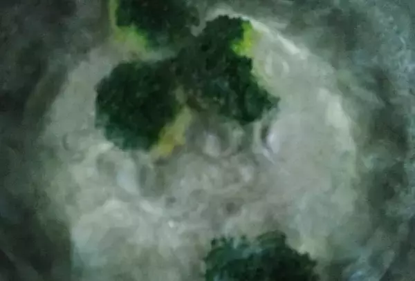 「【鶏もも肉×いちご】意外すぎる「鶏のステーキ」作ろう！しょうゆ風味のいちごソース甘酸っぱ♡まさかの白米進む」の画像