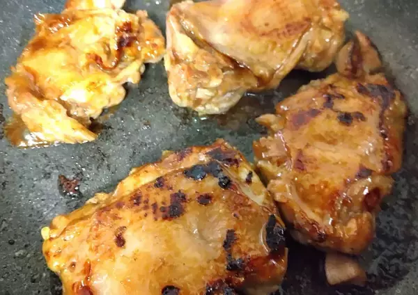 「【鶏もも肉×いちご】意外すぎる「鶏のステーキ」作ろう！しょうゆ風味のいちごソース甘酸っぱ♡まさかの白米進む」の画像