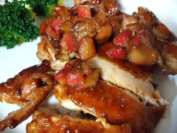 「【鶏もも肉×いちご】意外すぎる「鶏のステーキ」作ろう！しょうゆ風味のいちごソース甘酸っぱ♡まさかの白米進む」の画像