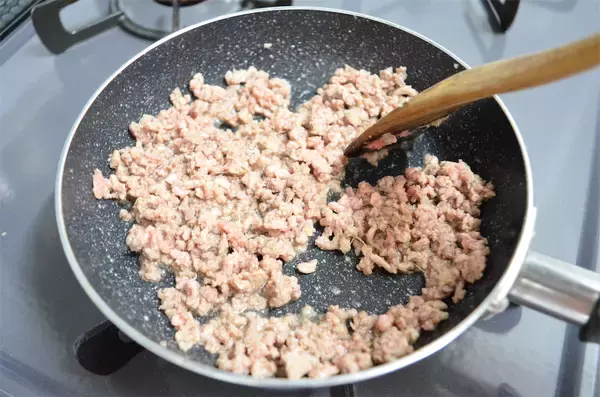 「【ピーマンはキンキンに冷やすべし】ヤミツキ食感に大化け！和洋2種のソースで「冷やしピーマン」味わってみた♪」の画像