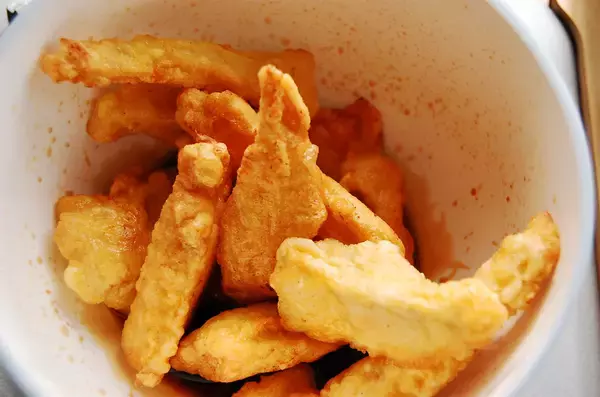 「骨なし手羽先味って最高かよ!?それが安価な鶏むね肉で作れるなんて…！「甘辛チキンスティック」作ろう」の画像