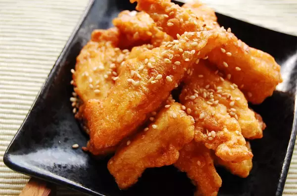 「骨なし手羽先味って最高かよ!?それが安価な鶏むね肉で作れるなんて…！「甘辛チキンスティック」作ろう」の画像