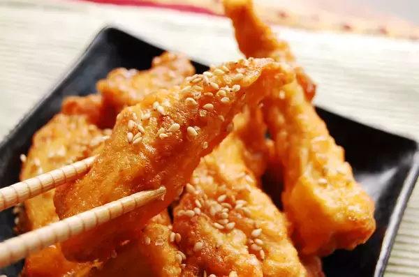 「骨なし手羽先味って最高かよ!?それが安価な鶏むね肉で作れるなんて…！「甘辛チキンスティック」作ろう」の画像