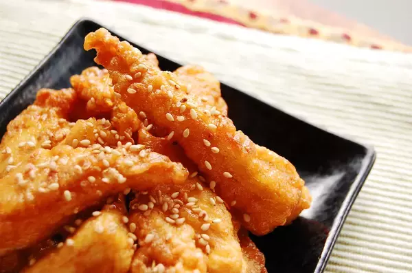 「骨なし手羽先味って最高かよ!?それが安価な鶏むね肉で作れるなんて…！「甘辛チキンスティック」作ろう」の画像