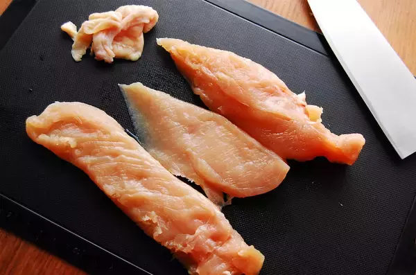 「骨なし手羽先味って最高かよ!?それが安価な鶏むね肉で作れるなんて…！「甘辛チキンスティック」作ろう」の画像