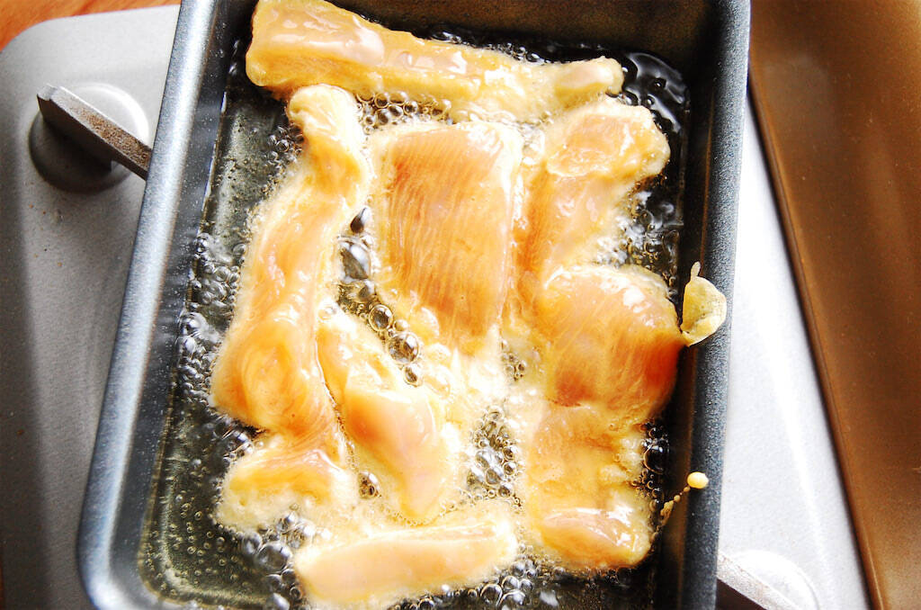 骨なし手羽先味って最高かよ!?それが安価な鶏むね肉で作れるなんて…！「甘辛チキンスティック」作ろう