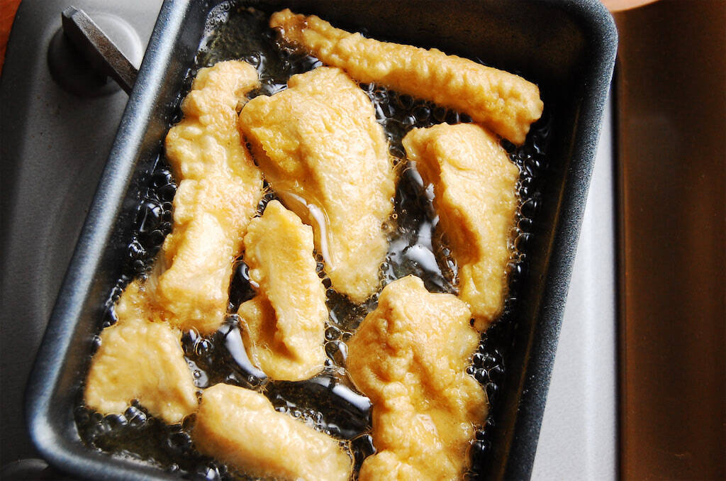 骨なし手羽先味って最高かよ!?それが安価な鶏むね肉で作れるなんて…！「甘辛チキンスティック」作ろう