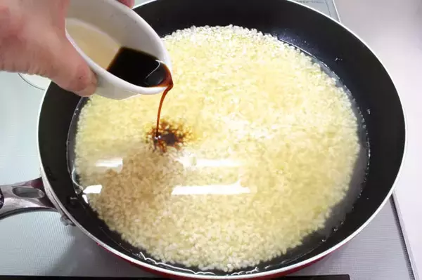 「【フライパンでおこわ炊く！】蒸し器なしでも30分でモッチモチ♡旨味ぎっしり「中国風おこわ」作ってみた！」の画像
