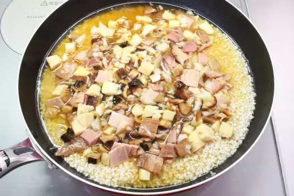 「【フライパンでおこわ炊く！】蒸し器なしでも30分でモッチモチ♡旨味ぎっしり「中国風おこわ」作ってみた！」の画像