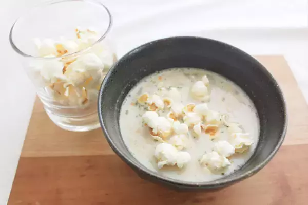 「【定番料理の裏ワザ】コーンを使わず「コーンスープ」を作ってみた！「え、ポップコーンで⁉」【75歳のYouTuber】」の画像