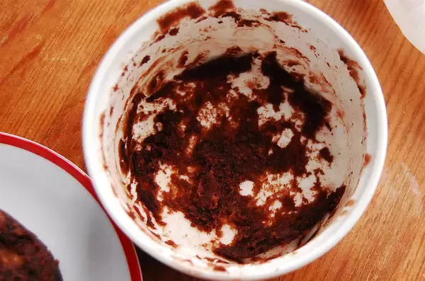 「【チョコも小麦粉も不使用】なのに「チョコバナナケーキ」を作るって!?バナナ1本とアレで爆速5分で完成♪」の画像