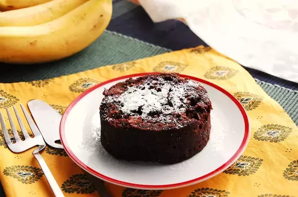 「【チョコも小麦粉も不使用】なのに「チョコバナナケーキ」を作るって!?バナナ1本とアレで爆速5分で完成♪」の画像