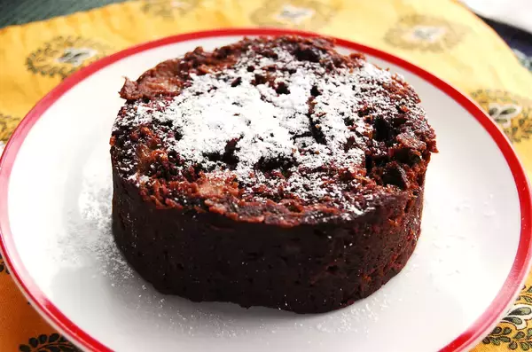 「【チョコも小麦粉も不使用】なのに「チョコバナナケーキ」を作るって!?バナナ1本とアレで爆速5分で完成♪」の画像