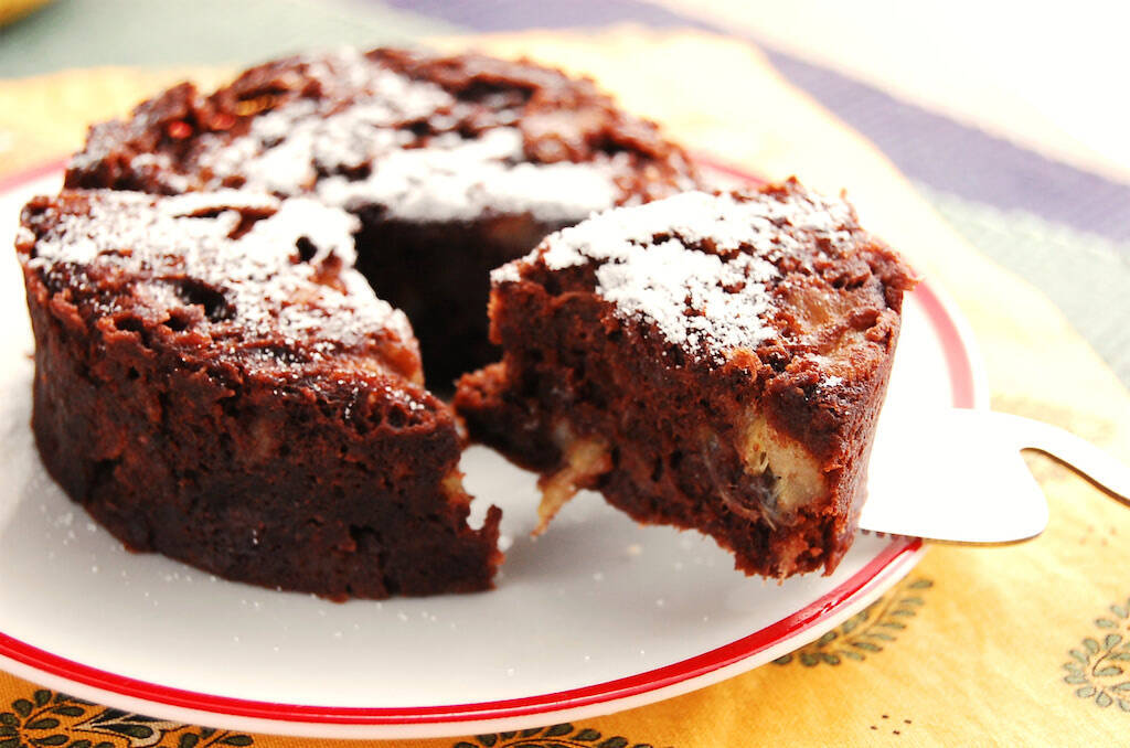 【チョコも小麦粉も不使用】なのに「チョコバナナケーキ」を作るって!?バナナ1本とアレで爆速5分で完成♪