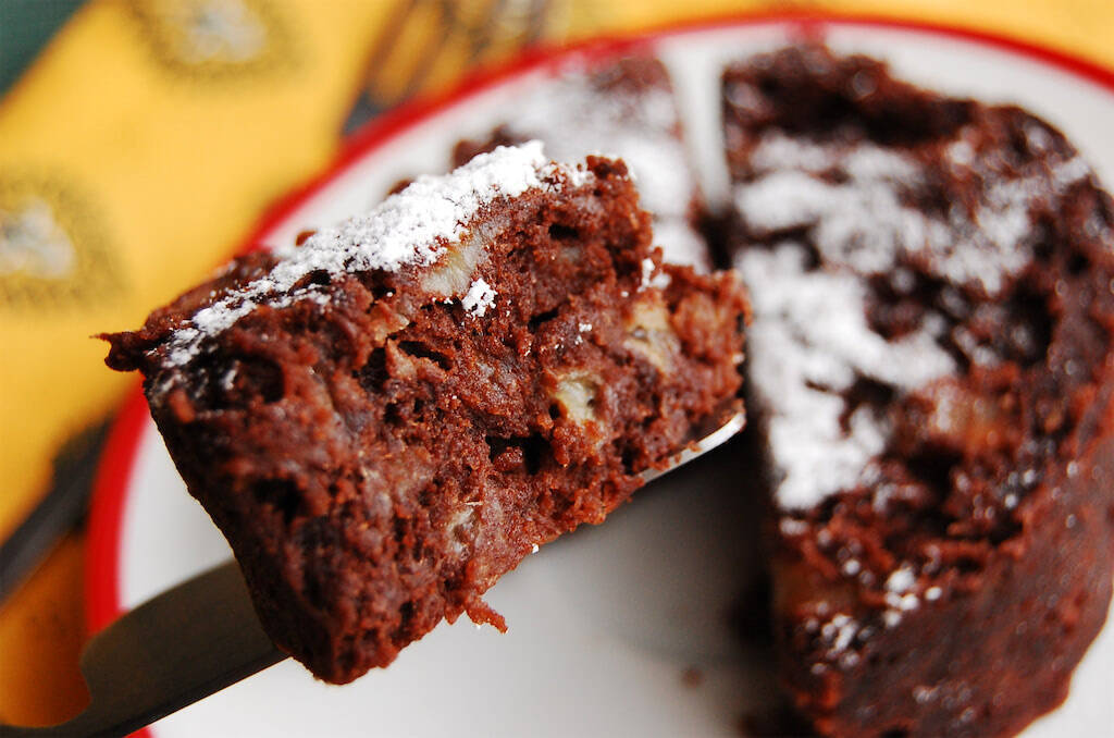 【チョコも小麦粉も不使用】なのに「チョコバナナケーキ」を作るって!?バナナ1本とアレで爆速5分で完成♪