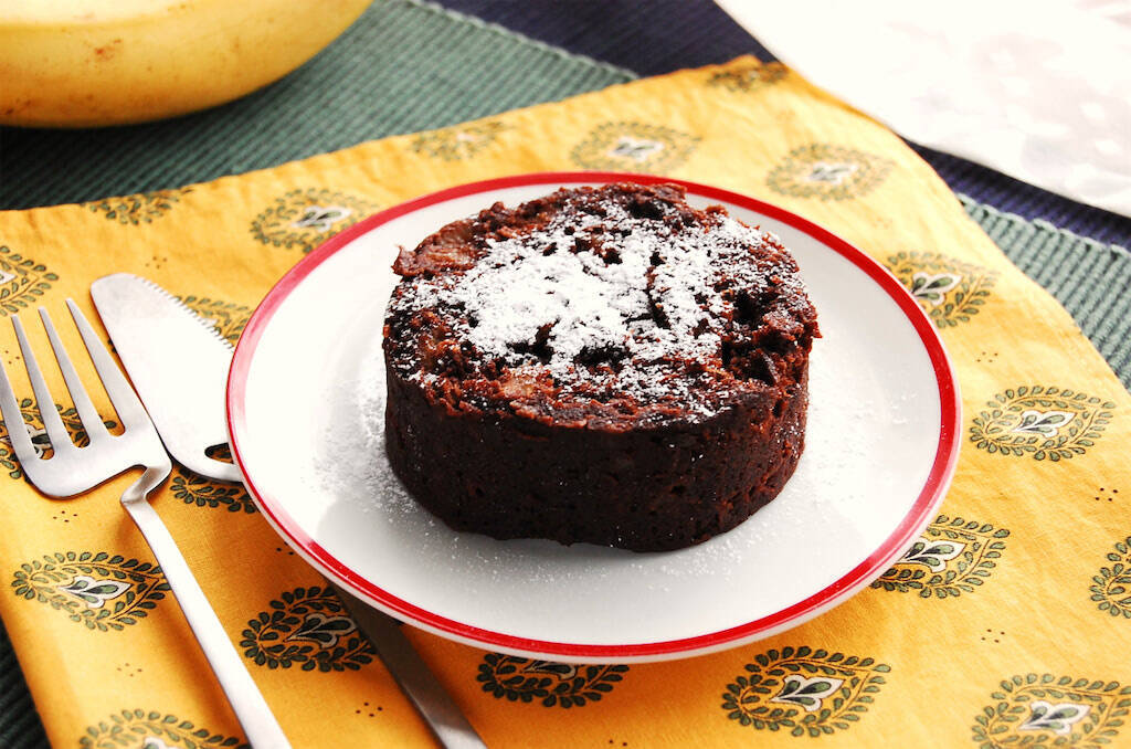 【チョコも小麦粉も不使用】なのに「チョコバナナケーキ」を作るって!?バナナ1本とアレで爆速5分で完成♪