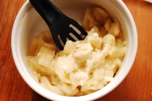 「【チョコも小麦粉も不使用】なのに「チョコバナナケーキ」を作るって!?バナナ1本とアレで爆速5分で完成♪」の画像