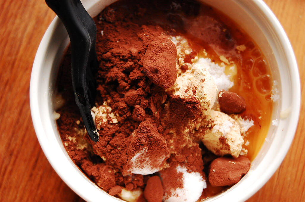 【チョコも小麦粉も不使用】なのに「チョコバナナケーキ」を作るって!?バナナ1本とアレで爆速5分で完成♪